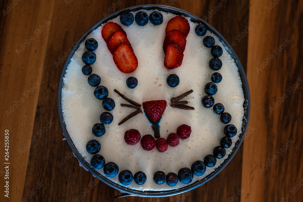 Früchtequark Kuchen für den Sommer mit Hasengesicht aus Früchten Photos ...