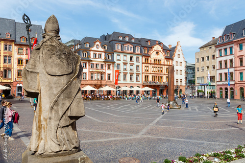 Mainz, der Markt. Links das Bonifatius-Denkmal. 24.04.2019.