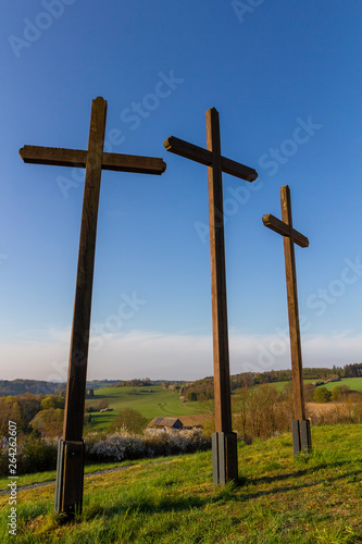 3 Holzkreuze auf einer Anhöhe