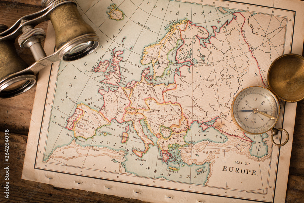 Fototapeta Lornetka i kompas na mapie Europy z 1870 roku - podróże po świecie
