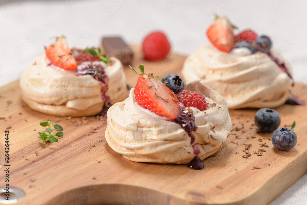 Small pavlova cakes Small pavlova cakes