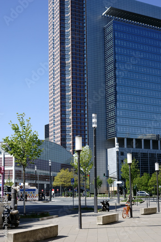 Der Platz und die Straße vor der Festhalle Messe Frankfurt und dem Hochhaus Kastor. . photo