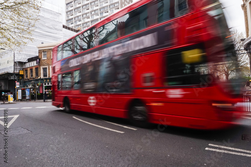 Autobús en movimiento en una calle de Londres