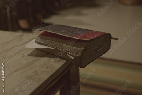 Bíblia em cima da mesa