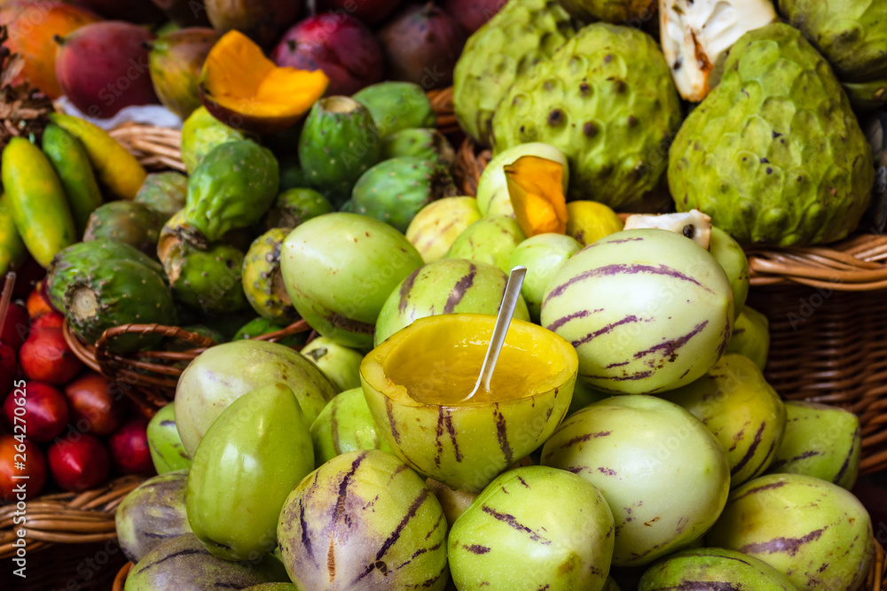 Früchte auf einem Markt in Funchal auf der Insel Madeira, Portugal