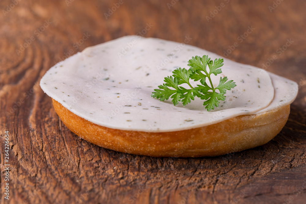 Brötchen auf Holz mit Wurst Brötchen auf Holz mit Wurst