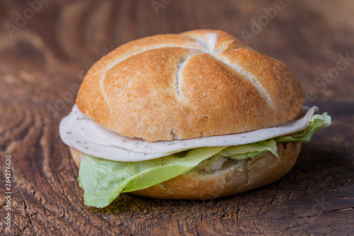 Brötchen auf Holz mit Wurst photo