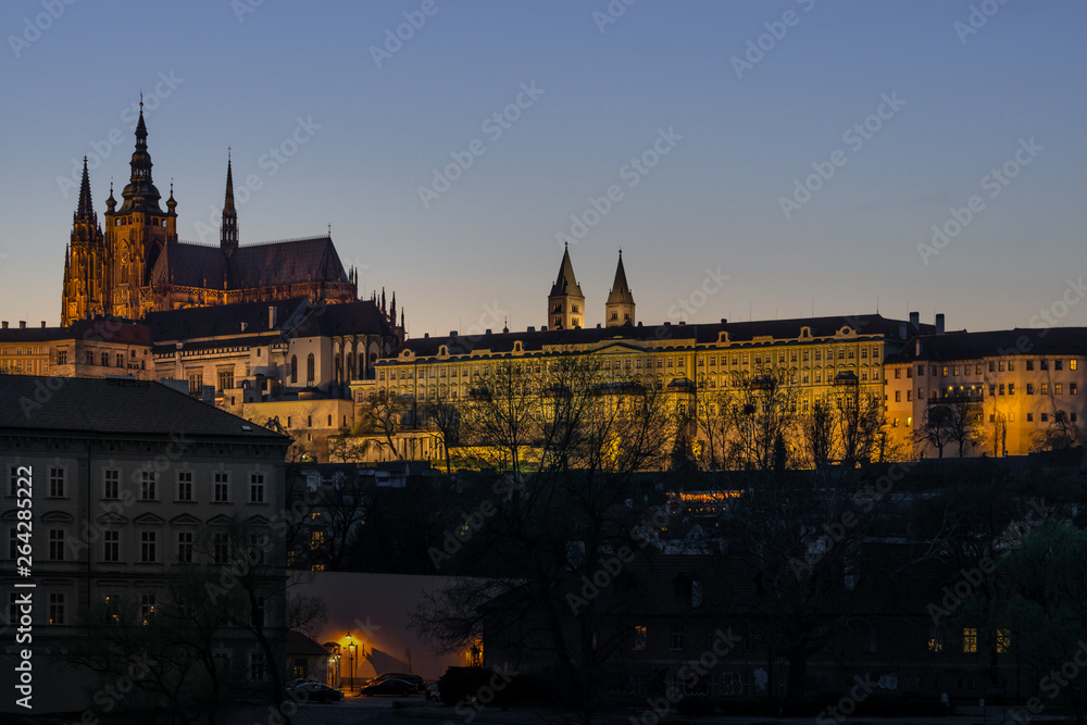 Obraz premium Prag zur blauen Stunde