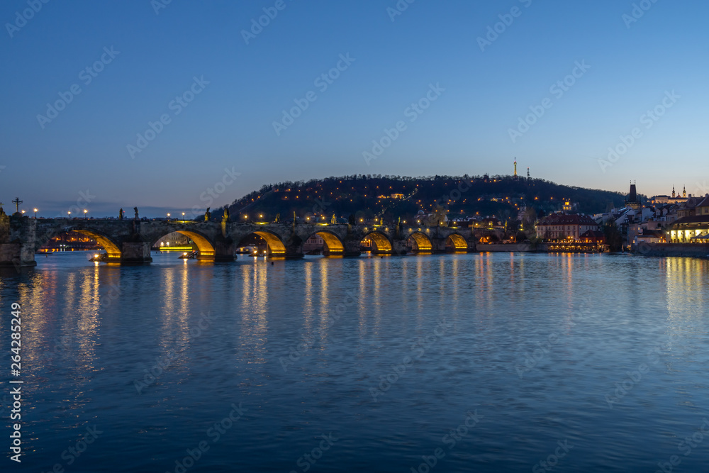 Prag mit Brücke im Vordergrund zur blauen Stunde