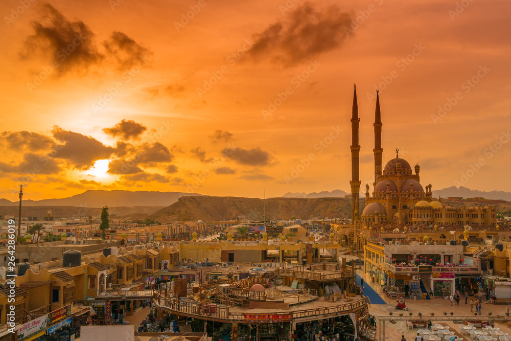 Romantischer Sonnenuntergang in Ägypten