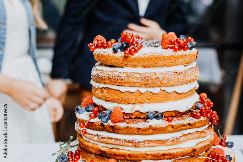 Sommerliche Hochzeitstorte mit roten Johannisbeeren, Himbeeren ... Sommerliche Hochzeitstorte mit roten Johannisbeeren, Himbeeren ...