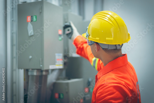 Foto close up men working with the control cabinet