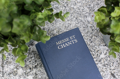 Livre de messe et chants sur une pierre tombale. / Mass book and songs on a tombstone.