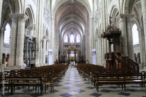 Allée centrale. Cathédrale Saint-Etienne. / 