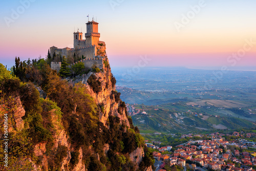 Foto Guaita tower fortress on sunrise, San Marino