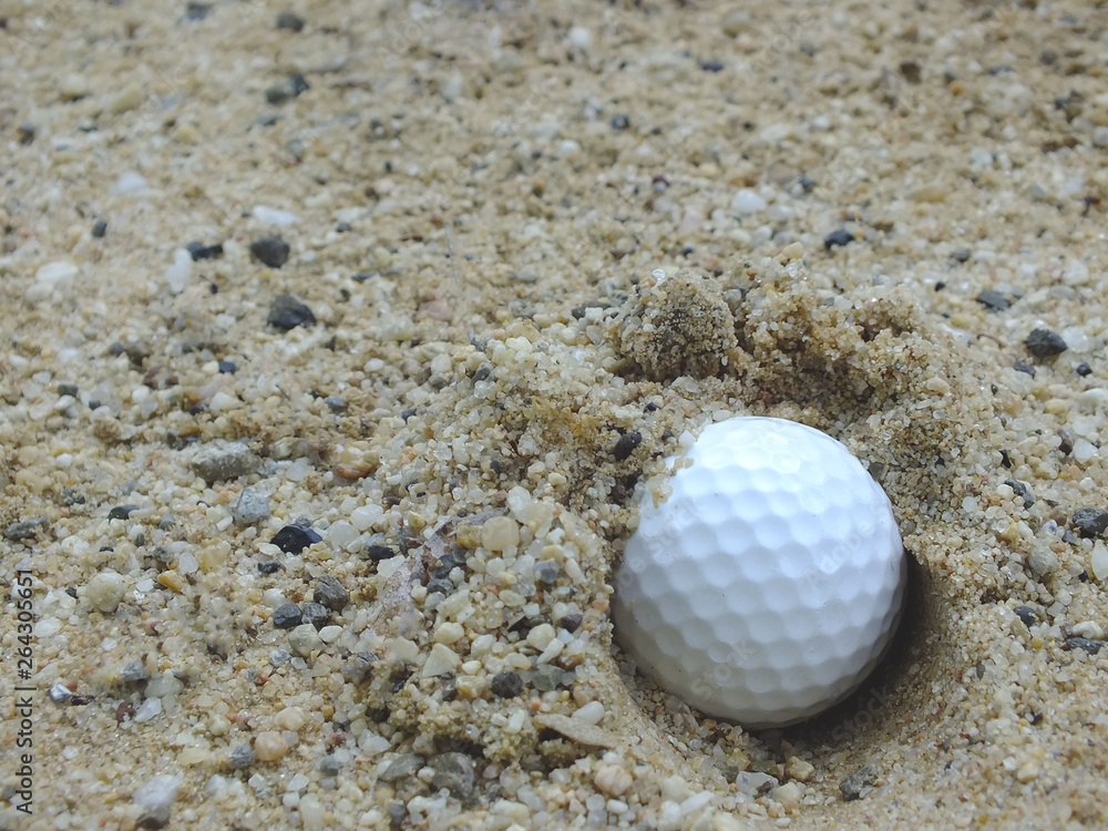 Golf dropped out of the green Fall on the sand or leave the field Golf dropped out of the green Fall on the sand or leave the field