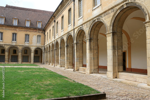 Cloître. Abbaye de Cluny. Fondée en 909 ou 910. / Closter. Cluny Abbey. Cluny was founded in 910.  © lemélangedesgenres