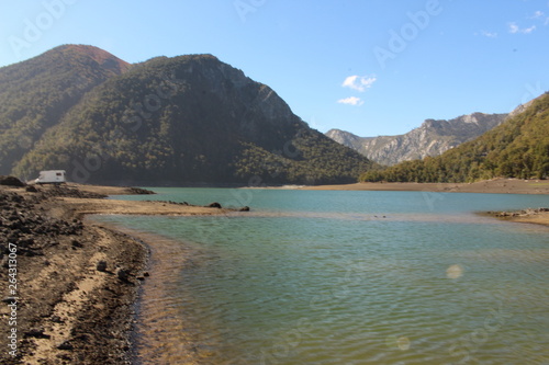 Lago entre montañas