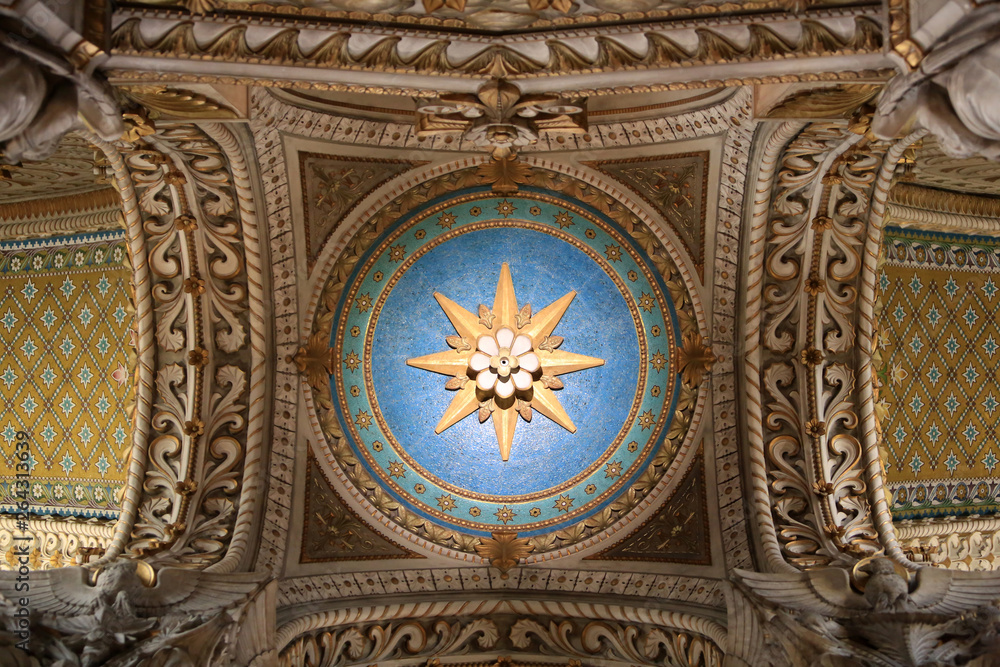 Coupole. Basilique Notre-Dame de Fourvière. Lyon. / Cupola. Basilica of Notre-Dame de Fourvière. Lyon.