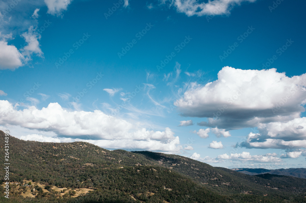 Obraz premium clouds over mountains