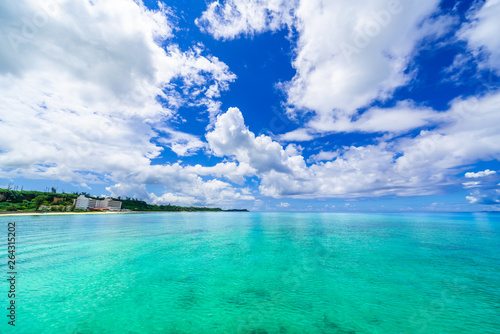 沖縄の海とリゾートホテル