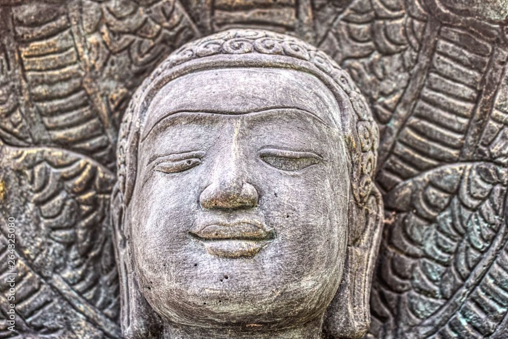 Dieses einzigartige Foto zeigt den Kopf einer schönen Buddha-Statue aus Stein. Dieses Foto wurde in Hua Hin in Thailand aufgenommen