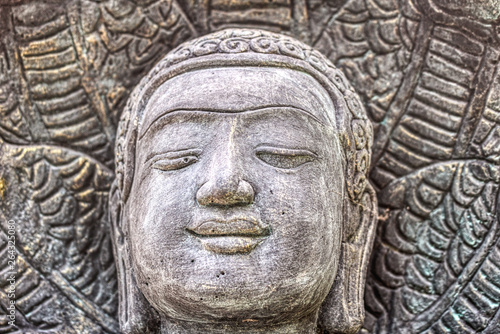 Dieses einzigartige Foto zeigt den Kopf einer sch  nen Buddha-Statue aus Stein. Dieses Foto wurde in Hua Hin in Thailand aufgenommen