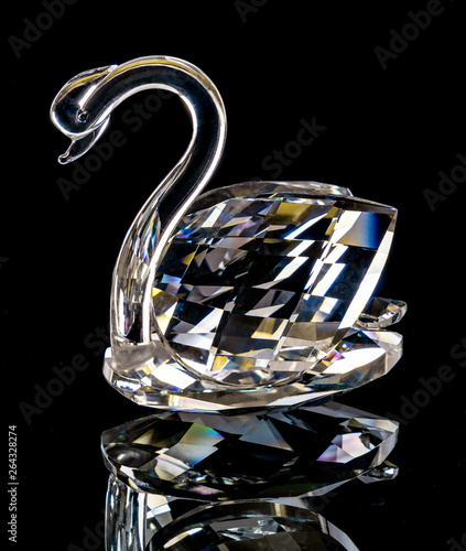 Fototapeta Naklejka Na Ścianę i Meble -  Swan figurine made of glass on a black background
