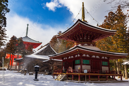 Tableau sur toile Toto Pagoda, Danjo Garan, Koyasan, covered with snow on a sunny day, with Sanmaido Hall, Daiedo hall and Konpon Daito pagoda in the background, UNESCO World Heritage area, Wakayama Prefecture, Japan