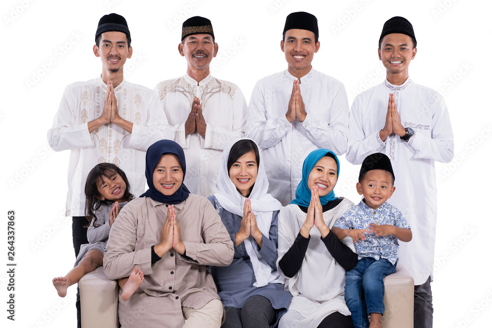 Obraz premium asian muslim family eid mubarak ramadan kareem celebration isolated over white background