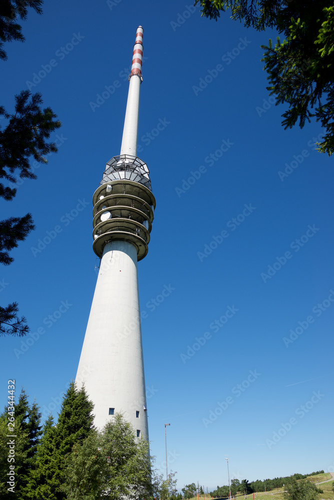 Obraz premium Telecommunications tower view