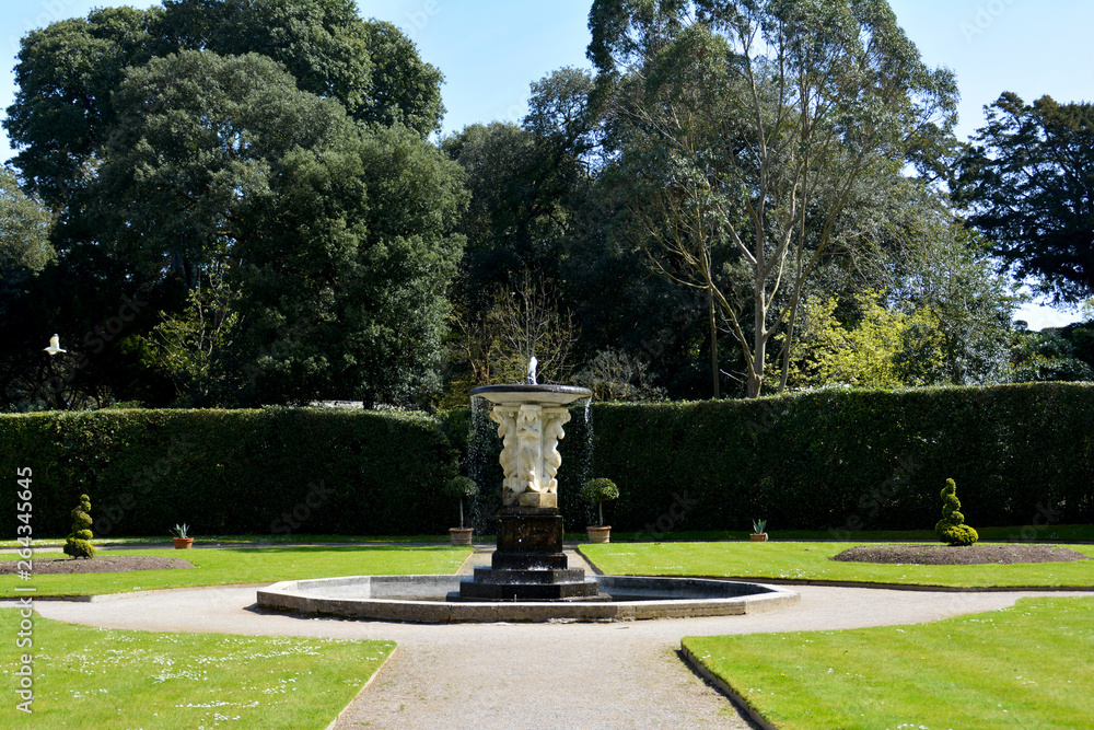 Springbrunnen im italienischen Garten im Mount Edgcumbe Park bei Plymouth, England