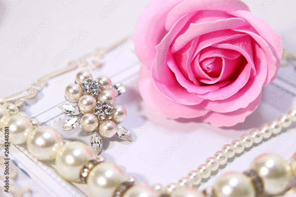 薔薇の花と真珠のアクセサリー(ネックレスとブローチ)