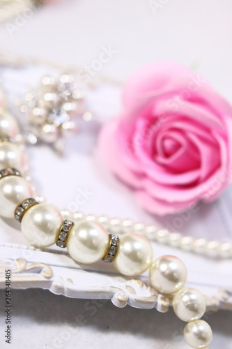 薔薇の花と真珠のネックレス