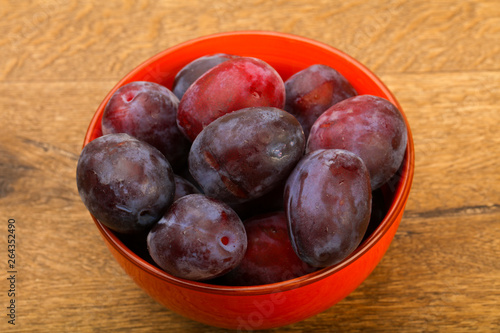 Plums in the bowl