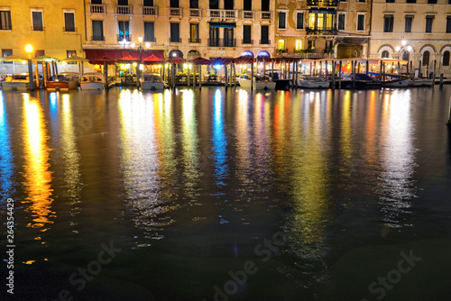 Venezia  luci che si riflettono sul canale