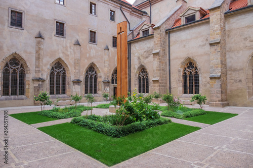Fototapeta Naklejka Na Ścianę i Meble -  Paradieshof des Benediktinerklosters Emaus in Prag