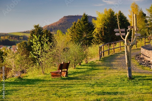 rastplatz mit wegweiser an der halde in annaberg-buchholz