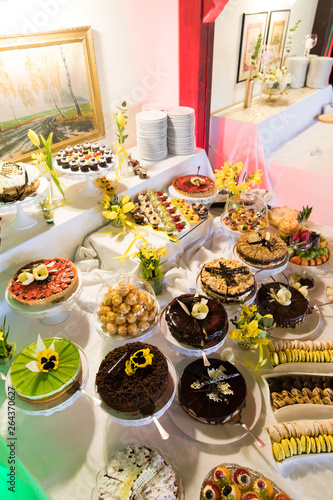 Gustownie nakryte i udekorowane stoły ciastami i ciasteczkami z okazji uroczystości rodzinnych lub spotkań okolicznościowych © JDziedzic