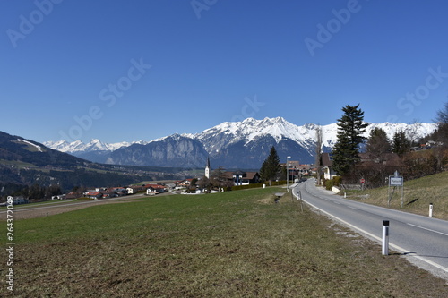 Patsch, Patscherkofel, Wipptal, Inntal, Innsbruck Land, Innsbruck, Kirchturm, Nordkette, Tal, Wipptalterrasse, Dorf, Siedlung, Wiese, Frühling, Winter, Jahreszeit, Tirol, Nordtirol, Österreich, Landst photo