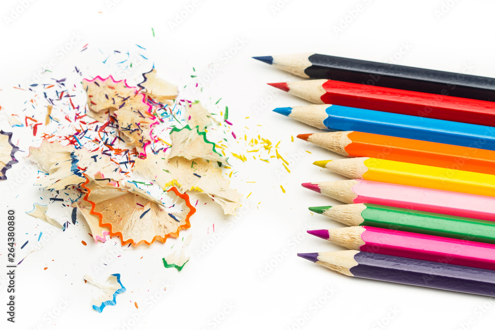 Lápices de colores para dibujar y pintar sobre fondo blanco. Vista superior Lápices de colores para dibujar y pintar sobre fondo blanco. Vista superior
