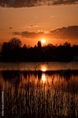 Fototapeta Naklejka Na Ścianę i Meble -  Zachód słońca. Jezioro na Warmii. Dywity
