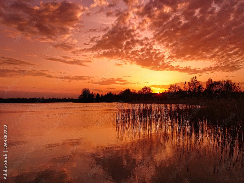 Zachód słońca. Jezioro na Warmii. Dywity