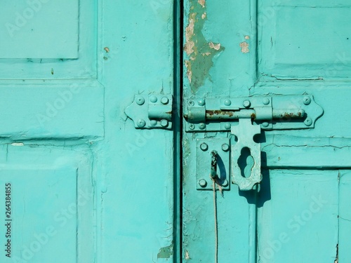 Φωτογραφία ancient green wood door with latch