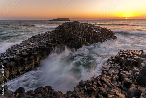 die ersten Sonnenstrahlen treffen auden den fingal head causeway und die cook island