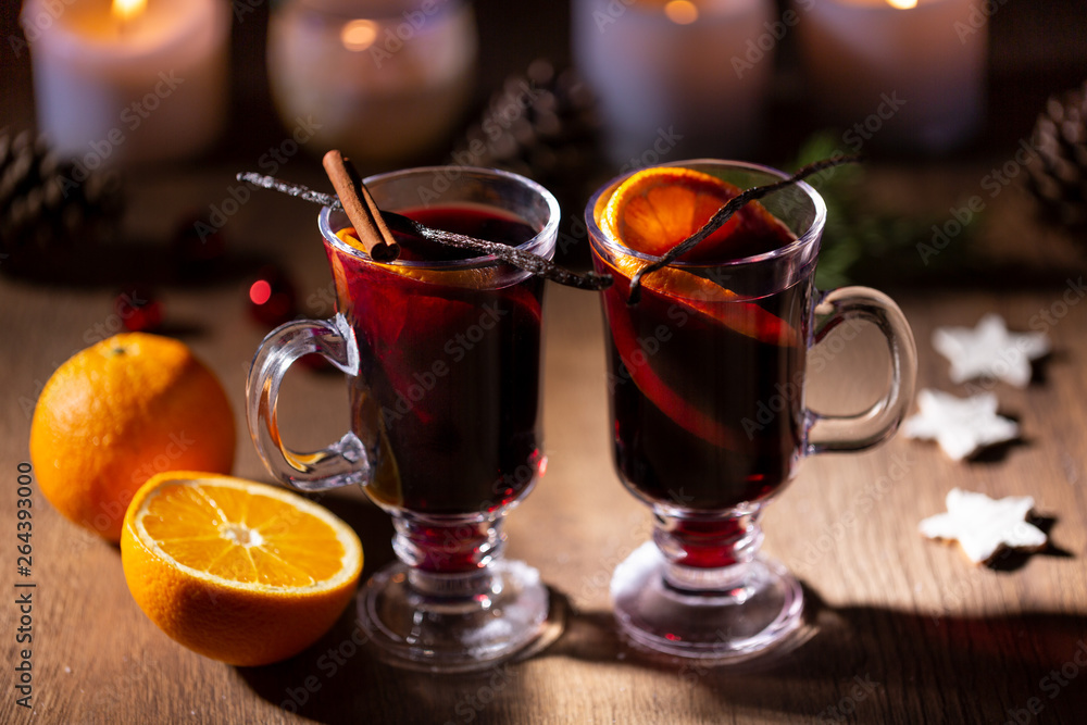 Vin chaud fait maison devant les bougies Vin chaud fait maison devant les bougies