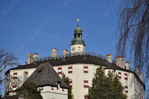 Schloss, Ambras, Schloss Ambras, Amras, Innsbruck, Landeshauptstadt, Tirol, Österreich, Burg, Maximilian, Wappen, Sonnenuhr, Schornstein, Rauchfang, Fenster, Fensterladen, Fresko, Malerei, Fassade, To photo