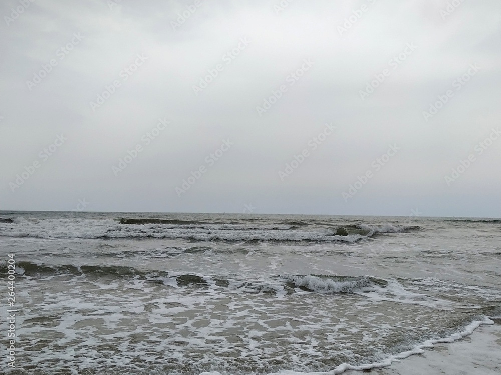 Playa, arena, espuma del mar, en Isla Cristina provincia de Huelva España. Océano Atlántico