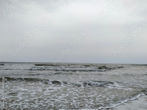 Playa, arena, espuma del mar, en Isla Cristina provincia de Huelva España. Océano Atlántico