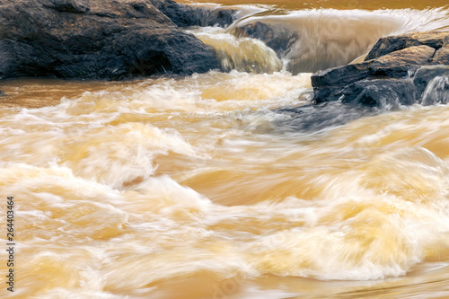 Detalhe de corredeira de água do Rio Pomba, em área do município de Guarani, estado de Minas Gerais, Brasil.